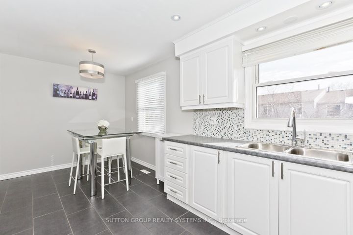 Photo 8 at 30 - 5878 Montevideo Road, Meadowvale, Mississauga