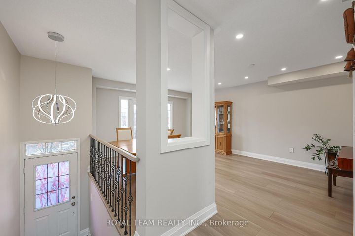 Photo 3 at 11 Jarrett Court, Vellore Village, Vaughan