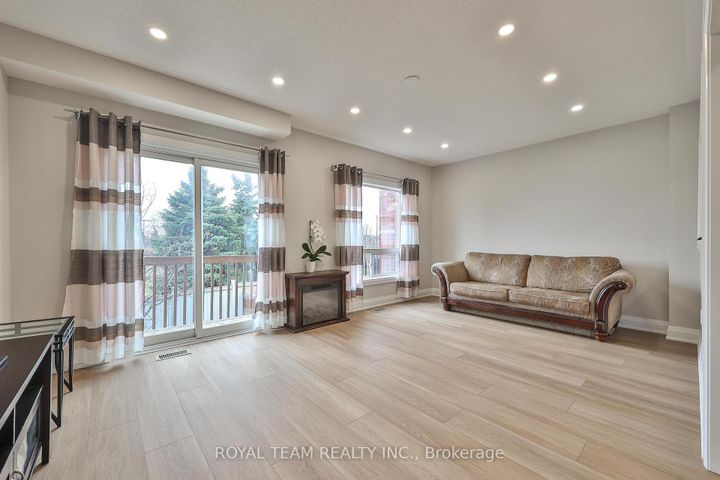 Photo 10 at 11 Jarrett Court, Vellore Village, Vaughan