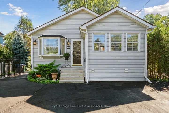 Photo 2 at 708 Montbeck Crescent, Lakeview, Mississauga