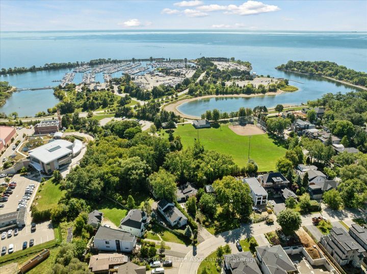 Photo 3 at 708 Montbeck Crescent, Lakeview, Mississauga