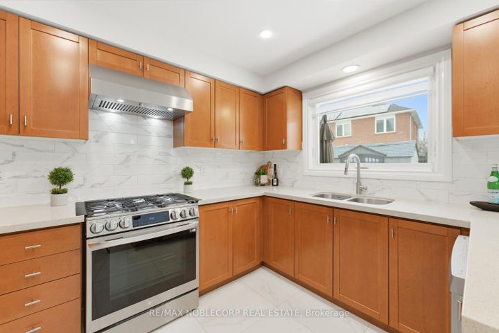 Photo 17 at 27 Treasure Road, Vellore Village, Vaughan