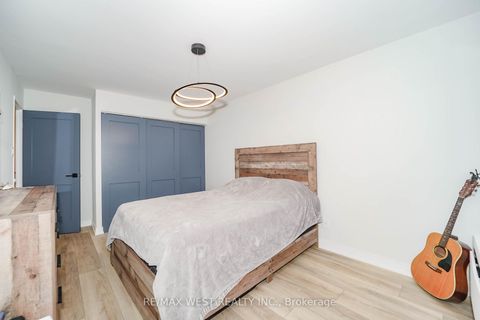 Photo 5 at D14 - 300 Mill Road, Markland Wood, Toronto