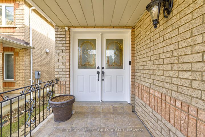Photo 2 at 614 Leatherleaf Drive, Hurontario, Mississauga