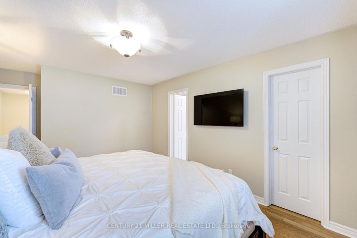 Photo 23 at 614 Leatherleaf Drive, Hurontario, Mississauga