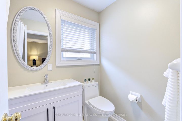 Photo 24 at 614 Leatherleaf Drive, Hurontario, Mississauga