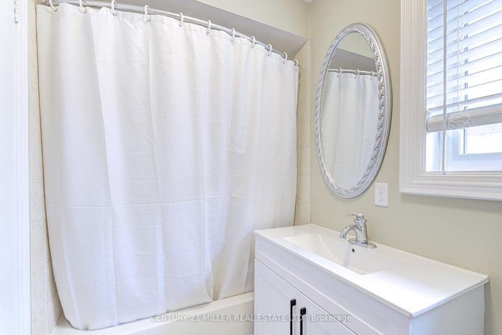 Photo 25 at 614 Leatherleaf Drive, Hurontario, Mississauga