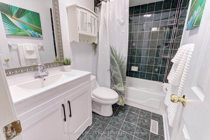 Photo 32 at 614 Leatherleaf Drive, Hurontario, Mississauga