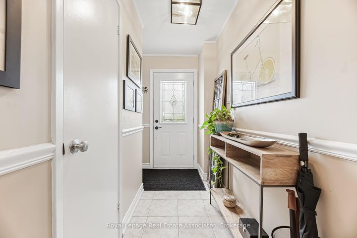 Photo 2 at 3368 Mainsail Crescent, Erin Mills, Mississauga