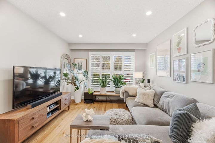 Photo 4 at 3368 Mainsail Crescent, Erin Mills, Mississauga