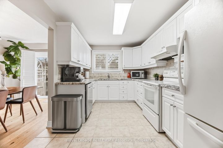 Photo 10 at 3368 Mainsail Crescent, Erin Mills, Mississauga