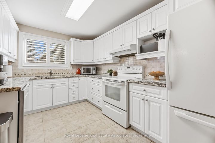 Photo 11 at 3368 Mainsail Crescent, Erin Mills, Mississauga