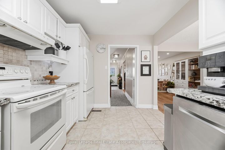 Photo 12 at 3368 Mainsail Crescent, Erin Mills, Mississauga