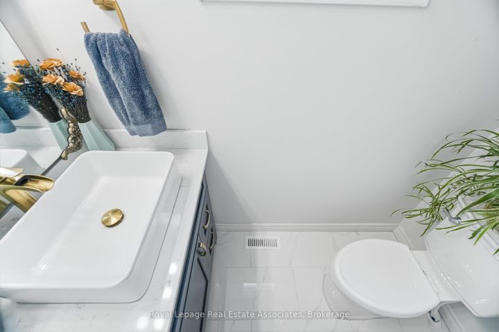 Photo 13 at 3368 Mainsail Crescent, Erin Mills, Mississauga