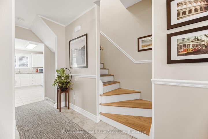 Photo 14 at 3368 Mainsail Crescent, Erin Mills, Mississauga