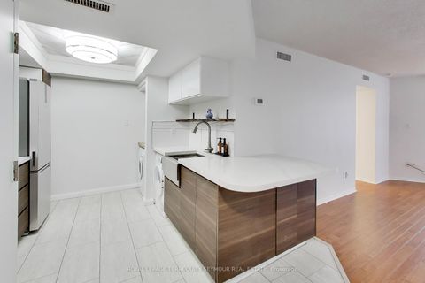 Photo 10 at 1407 - 1001 Bay Street, Bay Street Corridor, Toronto