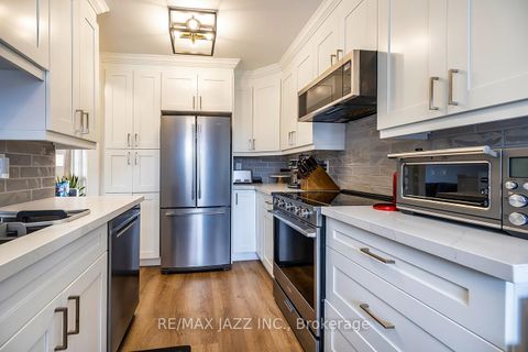 Photo 7 at 77 - 77 Parklane Circle, Bowmanville, Clarington