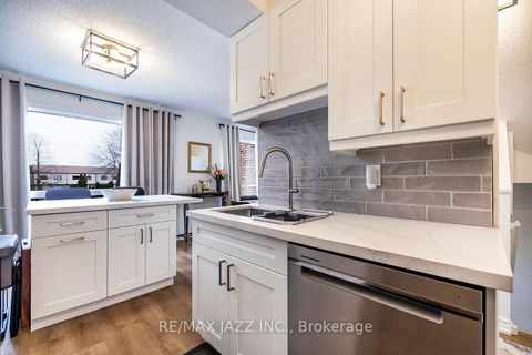 Photo 8 at 77 - 77 Parklane Circle, Bowmanville, Clarington