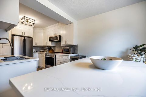 Photo 10 at 77 - 77 Parklane Circle, Bowmanville, Clarington