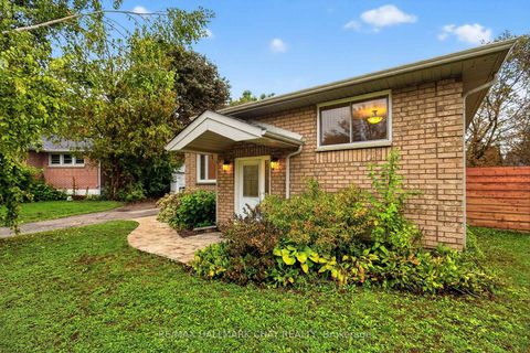 Photo 1 at 29 Oakley Park Square, Wellington, Barrie