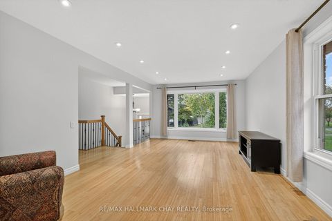 Photo 8 at 29 Oakley Park Square, Wellington, Barrie