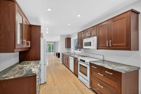 Photo 12 at 29 Oakley Park Square, Wellington, Barrie