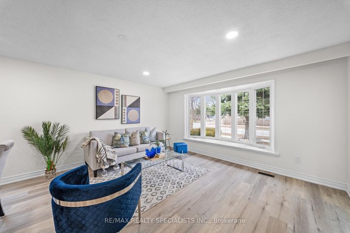 Photo 4 at 66 Avening Drive, Clairville, Toronto