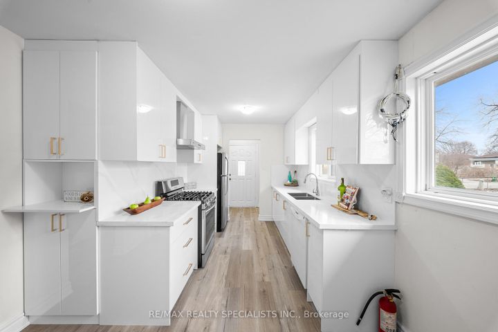 Photo 10 at 66 Avening Drive, Clairville, Toronto