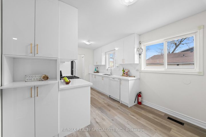 Photo 12 at 66 Avening Drive, Clairville, Toronto