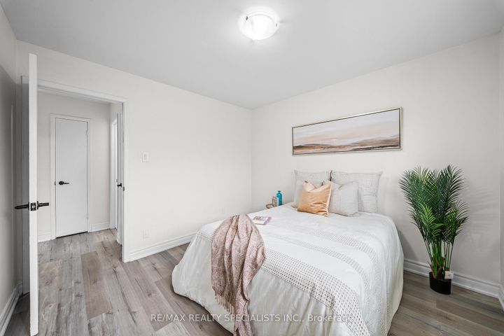 Photo 17 at 66 Avening Drive, Clairville, Toronto