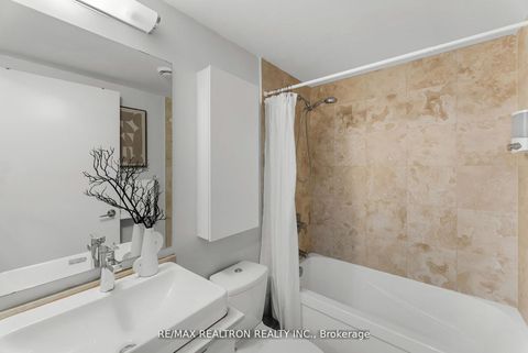 Photo 18 at 807 - 14 York Street, Waterfront Communities C1, Toronto