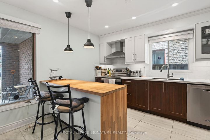 Photo 4 at 5115 Salishan Circle, Hurontario, Mississauga