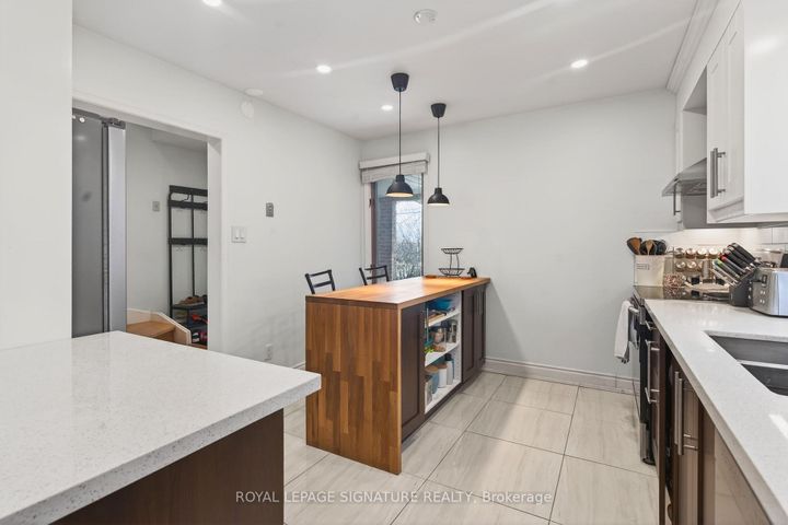 Photo 5 at 5115 Salishan Circle, Hurontario, Mississauga