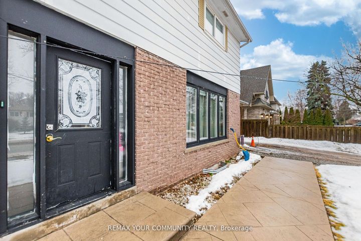 Photo 4 at 2202 Bridge Road, WO West, Oakville