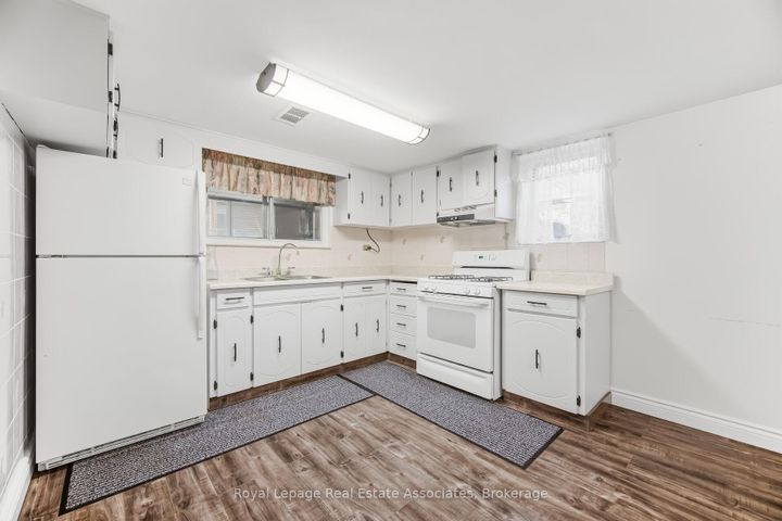 Photo 31 at 5 Rosewood Avenue, Queensway, Toronto