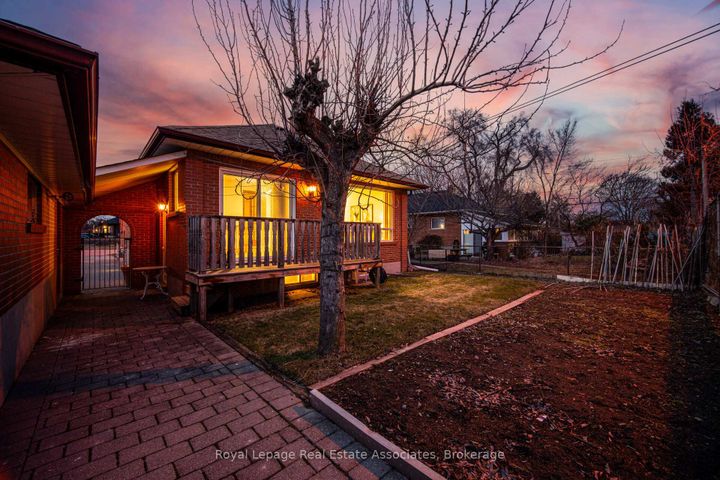 Photo 37 at 5 Rosewood Avenue, Queensway, Toronto