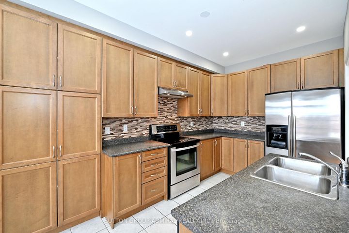 Photo 11 at 41 Big Hill Crescent, Patterson, Vaughan