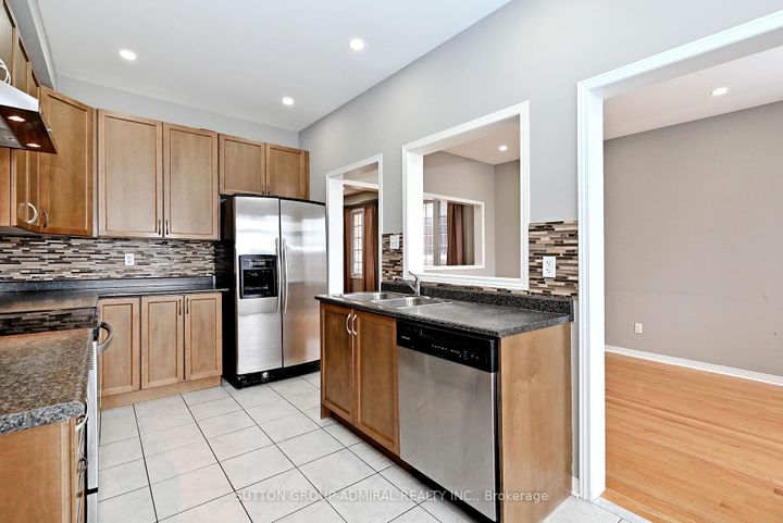 Photo 14 at 41 Big Hill Crescent, Patterson, Vaughan