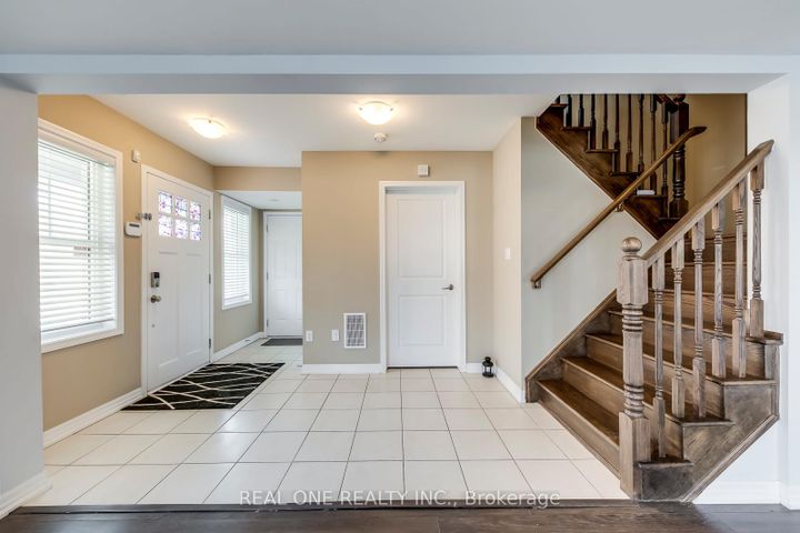 Photo 7 at 369 Timberland Gate, GO Glenorchy, Oakville