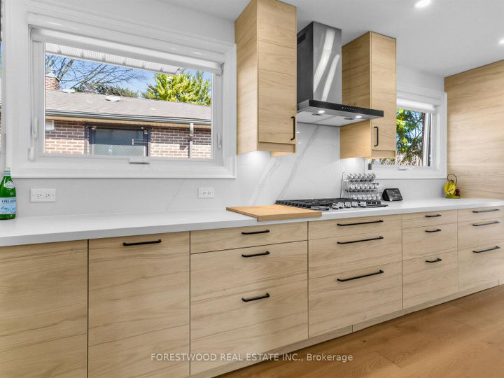 Photo 10 at 2185 Wyton Court, Lakeview, Mississauga