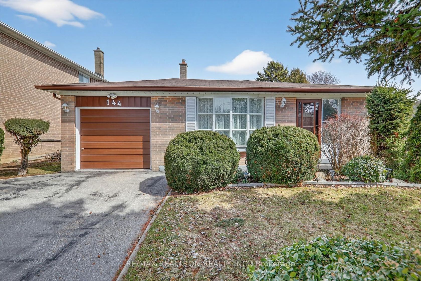 144 Merkley Square, Morningside, Toronto by Loree Meneguzzi Real Estate 144 Merkley Square, Morningside, Toronto