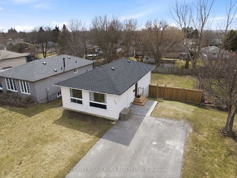 Photo 2 at 712 Grandview Drive, Donevan, Oshawa