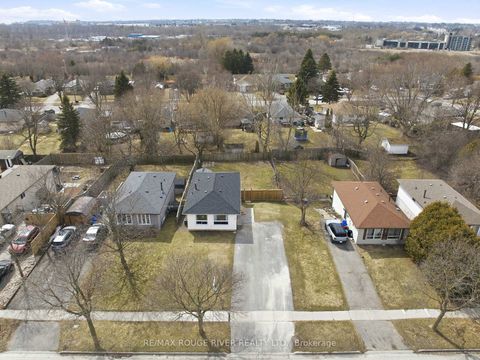 Photo 4 at 712 Grandview Drive, Donevan, Oshawa