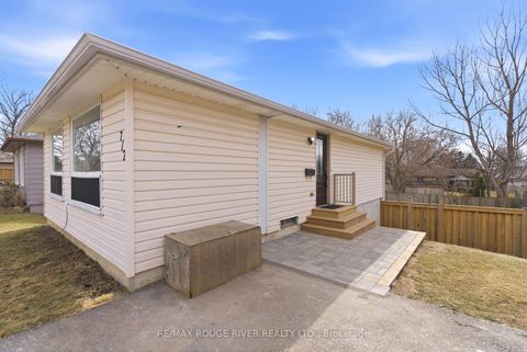 Photo 6 at 712 Grandview Drive, Donevan, Oshawa