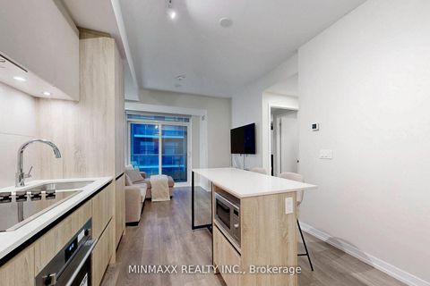 Photo 13 at D620 - 8 Beverley Glen Boulevard, Beverley Glen, Vaughan