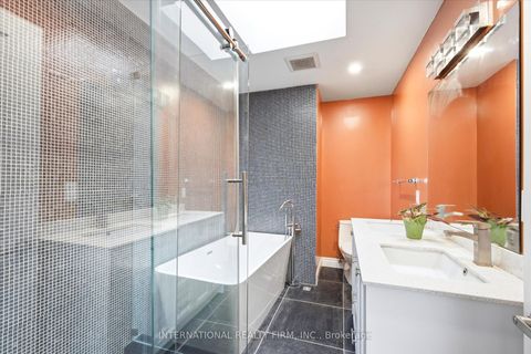 Photo 12 at 568 Delaware Avenue N, Wychwood, Toronto