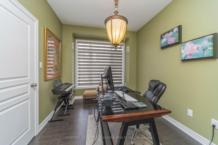 Photo 9 at 28 Truro Circle, Northwest Brampton, Brampton