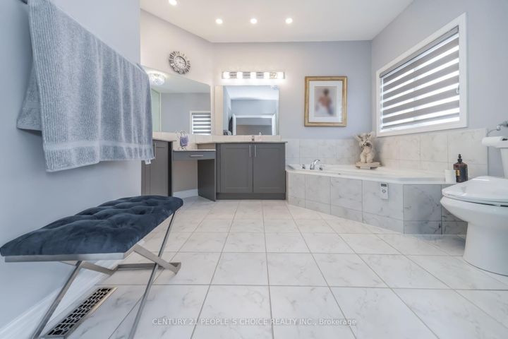 Photo 23 at 28 Truro Circle, Northwest Brampton, Brampton