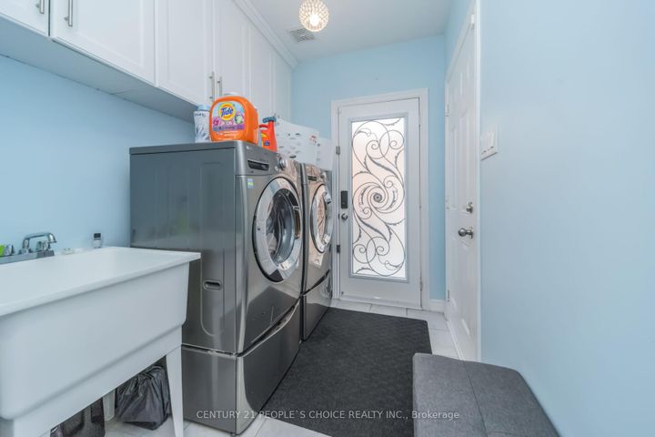 Photo 37 at 28 Truro Circle, Northwest Brampton, Brampton