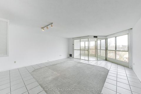 Photo 1 at 611 - 5 Weldrick Road W, North Richvale, Richmond Hill